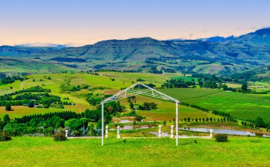 Drakensberg dağına bakan bir şapel ve gün batımında aşağıdaki vadi, KwaZulu-Natal, Güney Afrika