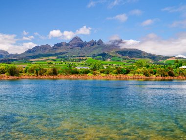 Kristal berraklığında su barajı ve Helderberg Dağı yamaçlarında üzüm bağları, Somerset West, Güney Afrika