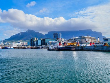Arka planda Masa Dağı, Cape Town, Güney Afrika 'da bulunan modern deniz kıyısı binaları.