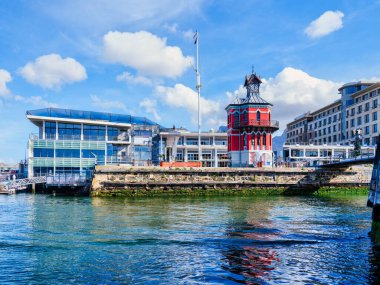 V & A Rıhtımı, Cape Town, Güney Afrika 'daki kırmızı saat kulesi tarihi bir dönüm noktası ve popüler bir turizm merkezi.