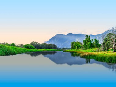 Klein Nehri ve Kleinrivier Dağları günbatımında suya yansıdı, Stanford, Batı Burnu, Güney Afrika