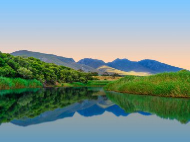 Klein Nehri ve Kleinrivier Dağları suya, Stanford 'a, Batı Burnu' na, Güney Afrika 'ya yansıdı.