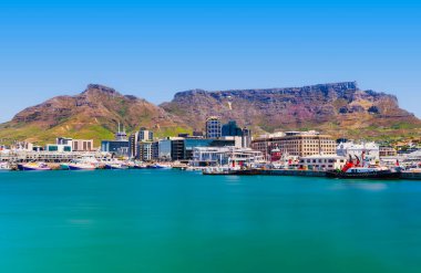 Güneşli bir yaz gününde arkasında Masa Dağı olan V & A Rıhtımı ve Cape Town şehir manzarası, Güney Afrika