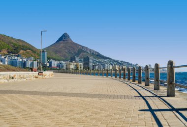 Deniz Noktası Gezinti Alanı 'nın alçak açılı görüntüsü. Arka planda belirgin bir aslan başı dağı var. Cape Town, Güney Afrika.