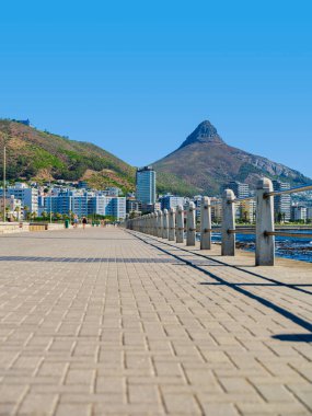 Arka planda belirgin bir şekilde Aslan Başı Dağı olan Sea Point Gezinti Alanı 'nın dikey görüntüsü, Cape Town, Güney Afrika