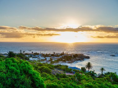 Cape Town, Güney Afrika 'da nefes kesici bir günbatımı sırasında Beta Beach' e bakan büyüleyici Bakfırın banliyösü
