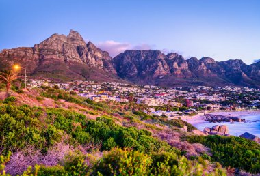 Kamp Koyu 'nun sakin güzelliğini gösteren uzun pozlu bir fotoğraf. Arka planda 12 Havari Dağı var. Güney Afrika, Cape Town' daki Maiden 's Cove plajında çekildi.