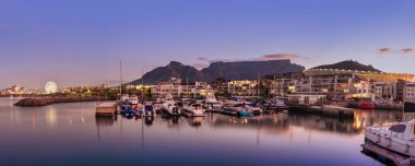 Granger Körfezi Limanı ve canlı rıhtımın panoramik manzarası. Arka planda ikonik masa dağı var. Cape Town, Güney Afrika yakınlarında.