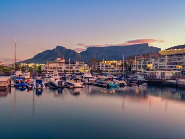 Güney Afrika, Cape Town 'daki Mouille Point' ten, Masa Dağı ve Granger Körfezi Limanı 'nın dingin güzelliğini gösteren uzun pozlu bir fotoğraf..