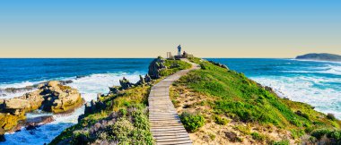 Engebeli Robberg Yarımadası 'nın geniş panoramik manzarası. Güney Afrika, Plettenberg Körfezi, Fynbos arazisi boyunca kıvrılan dolambaçlı ahşap bir yürüyüş yolu.