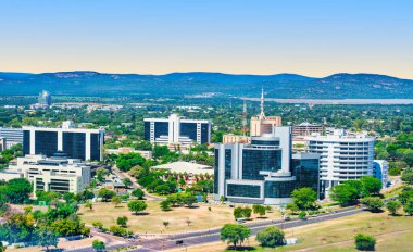 Gaborone şehrinin geniş, açık mavi gökyüzü altında yayılmış kentsel manzarasını gösteren geniş bir hava manzarası, Gaborone, Botswana