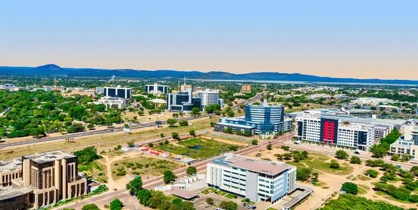 Gaborone şehrinin geniş açılı panoramik görüntüsü geniş ve açık mavi gökyüzü altında Gaborone, Botswana