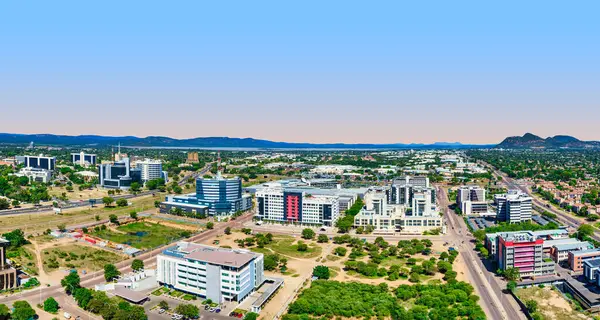 Gaborone şehrinin gelişmekte olan gökdelenleri ve kentsel gelişimi Gaborone, Botswana tarafından vurgulanan geniş panoramik bir görüntü.