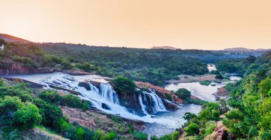 Resmedilmeye değer bir gün batımı Hartbeespoort Barajı 'nı yıkar ve Timsah Nehri' yle sıcak, canlı renklerde, Güney Afrika 'da buluşur.