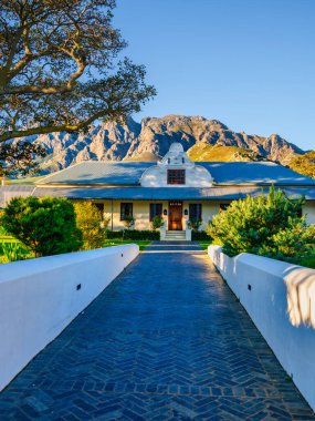 Muhteşem Waaihoek Dağları 'nın, Breedekloof' un, Batı Cape 'in, Güney Afrika' nın güneyindeki muhteşem Waaihoek Dağları 'nın eteklerine kurulmuş güzel restore edilmiş tarihi Hollanda Malikanesi dikey bir manzara.