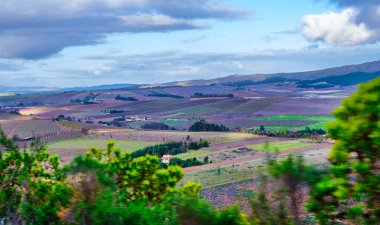 Rooihoogte Geçidi 'nden panoramik bir manzara Overberg' in geniş manzarasını gözler önüne seriyor. Yuvarlanan tepeler ve uzak köyler manzarayı, Batı Burnu 'nu, Güney Afrika' yı noktalıyor.
