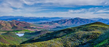 Langeberg Dağları 'ndan geniş bir panoramik hava manzarası tüm Robertson Vadisi' ne tepeden bakıyor, üzüm bağları, çiftlikler ve Güney Afrika Breede Nehri 'ni gözler önüne seriyor.