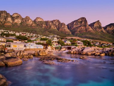 Gün batımında uzun süre çekim yapmak, 12 Havarinin eteğinde yuva yapmış evlerle BakFırın sahilinde ipek gibi yumuşak turkuaz suyu yakalar. Cape Town, Güney Afrika