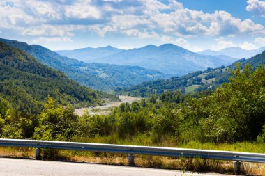İtalya 'nın Parma eyaletindeki Toscano Emiliano Parkı' ndaki Cirone Geçidi 'nin dağ manzarası. Yüksek kalite fotoğraf