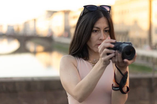 Portrait Photographer Woman Unfocused Background Florence Italy 50Mm Lens High — Foto Stock