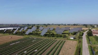 Güneş enerjisi çiftliği drone görüntüsü. Yüksek kalite 4k görüntü