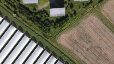 Güneş enerjisi çiftliği drone görüntüsü. Yüksek kalite 4k görüntü