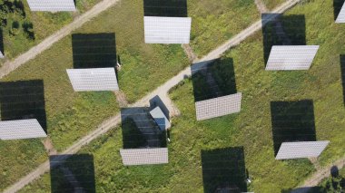 Güneş enerjisi çiftliği insansız hava aracı görüntüsü. Yüksek kalite fotoğraf