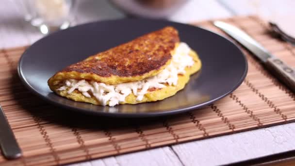 ホワイトチーズ 典型的なベネズエラ料理のコーンキャスパス テーブルで — ストック動画