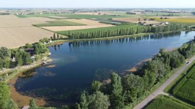 Padan düzlüklerindeki ekin tarlalarının ortasında göller. Yüksek kaliteli FullHD görüntüler
