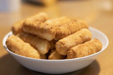 Kızarmış peynir parmaklar, beyaz peynirle doldurulmuş tekenolar. Yüksek kalite fotoğraf