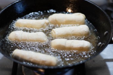 Kızarmış peynir parmaklar, beyaz peynirle doldurulmuş tekenolar. Yüksek kalite fotoğraf
