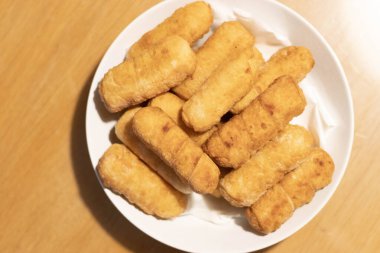 Kızarmış peynir parmaklar, beyaz peynirle doldurulmuş tekenolar. Yüksek kalite fotoğraf