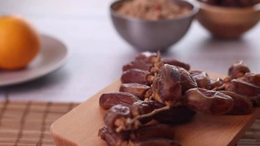 Tarihli kahvaltı ve mısır gevreği. video