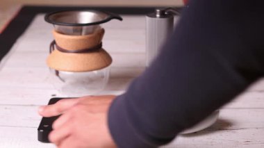 Özel kahve karışımının filtrelenmiş hazırlığı. 4k video