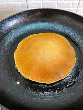 Ballı ve tahıllı krep kahvaltısı. Yüksek kalite fotoğraf