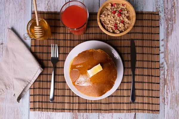 Ballı ve tahıllı krep kahvaltısı. Yüksek kalite fotoğraf