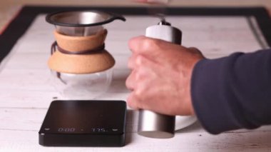 Kahve çekirdeklerini öğütmek, özel kahve karışımı hazırlamak. 4k video