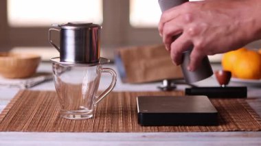 Kahve çekirdeklerini öğütmek, özel kahve karışımı hazırlamak. 4k video