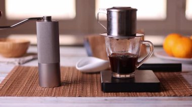 Vietnam özel kahve karışımının hazırlanmasını filtreledi. 4k video