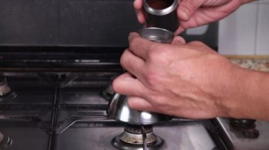 Özel kahve karışımı hazırlıyorum. 4k video