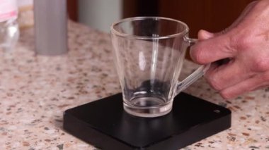 Özel kahve karışımı bardakta servis ediliyor. 4k video