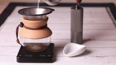 Özel kahve karışımının filtrelenmiş hazırlığı. 4k video