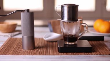 Vietnam özel kahve karışımının hazırlanmasını filtreledi. 4k video