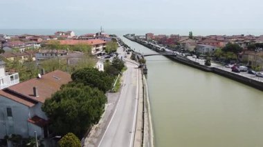 Porto Reno Kanal Köprüsü, Casalborsetti, Ravenna, İtalya. İnsansız hava aracı görüntüsü. Yüksek kalite 4k görüntü