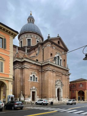 Reggio Emilia 'daki İtalyan kasabasının sokak manzarası. Yüksek kalite fotoğraf