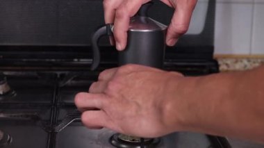 Moka pot özel kahve karışımı. 4k video