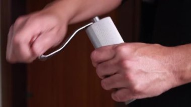 Kahve çekirdeklerini öğütmek, özel kahve karışımı hazırlamak. 4k video