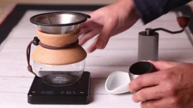 Özel kahve karışımının filtrelenmiş hazırlığı. 4k video