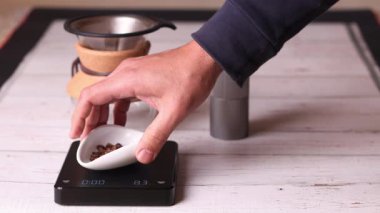 Kahve çekirdeklerini öğütmek, özel kahve karışımı hazırlamak. 4k video