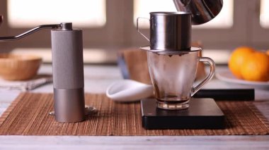 Vietnam özel kahve karışımının hazırlanmasını filtreledi. 4k video